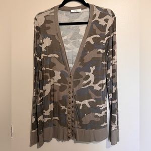 Zenana camo snap cardigan